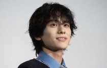 山下幸輝、爽やか笑顔のピースショットに「下げてる右手もピースなのかわいい」「癒された～」の声＜告白－25年目の秘密－＞
