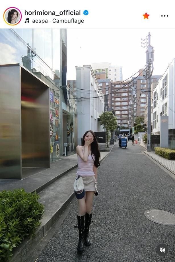 【写真】堀未央奈、タンク×ミニスカで口に手を添える姿