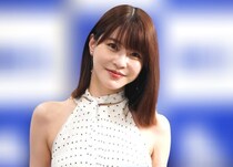 “美デコルテ×美肩”見せでほほ笑む…岸明日香、ふんわり白ワンピで美顔輝く姿に「パーフェクトガール」