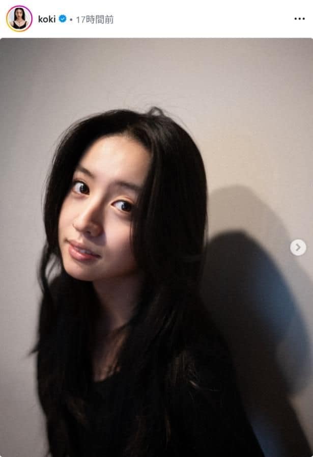 【写真】Koki,、黒のトップスとロングヘアの大人っぽいスタイルでカメラを見つめる姿