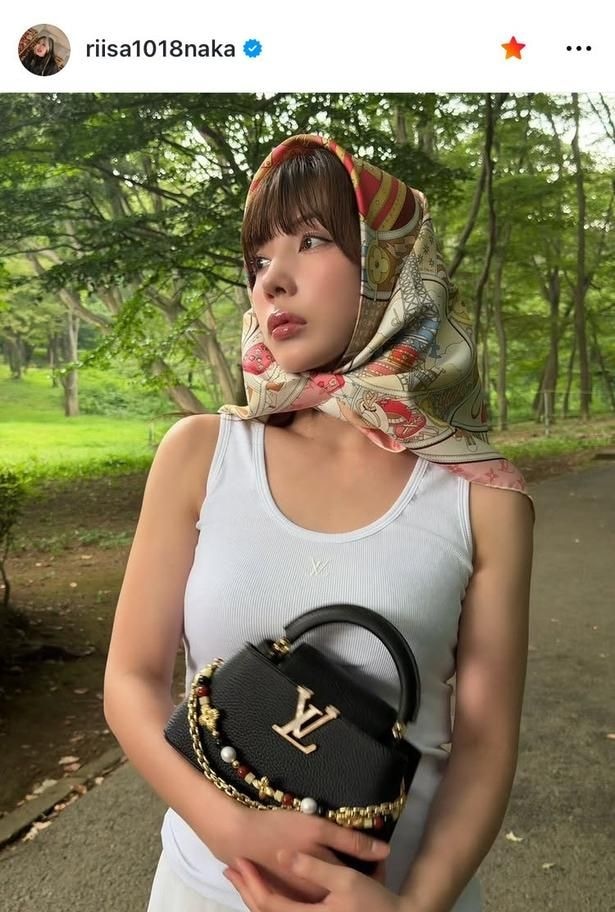 【写真】仲里依紗、白タンクで眩しい“美デコルテ×美肩”姿