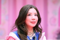 スカーフの上品な横顔が絵に…仲里依紗、白タンクで眩しい“美デコルテ×美肩”姿に「かわいすぎ」「素敵」