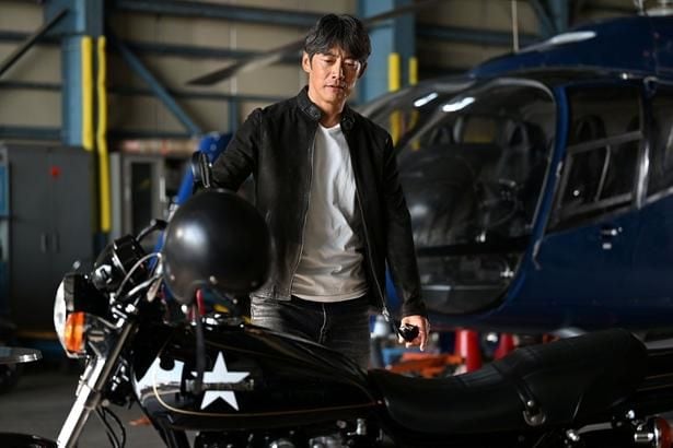 52歳になった今もバイクを乗り回す英吉(反町隆史)