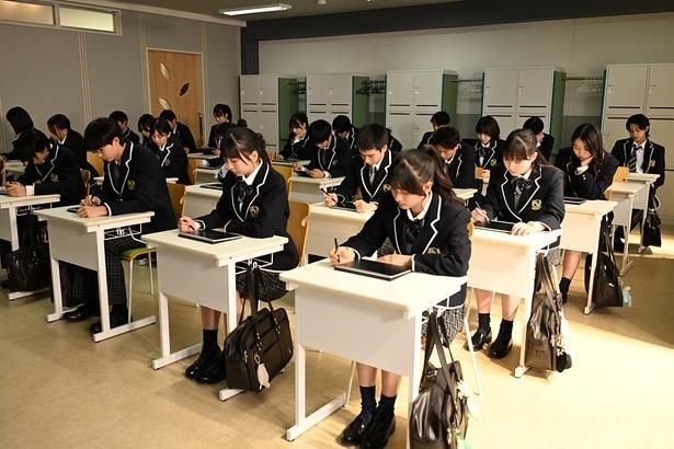 1年B組の生徒たちは、英吉に低評価を…