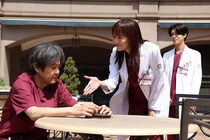 比嘉愛未“光井”、出産の痛みに怯える高校生に向き合う「一人にはしませんから」＜ファーストクライ 母子救命救急班＞