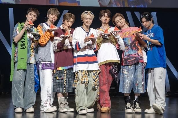 (左より)礼央(REO)、京助(KYOSUKE)、輝(HIKARU)、優樹(YUJU)、琉楓(RUKA)、颯太(SOTA)、雅久(GAKU)