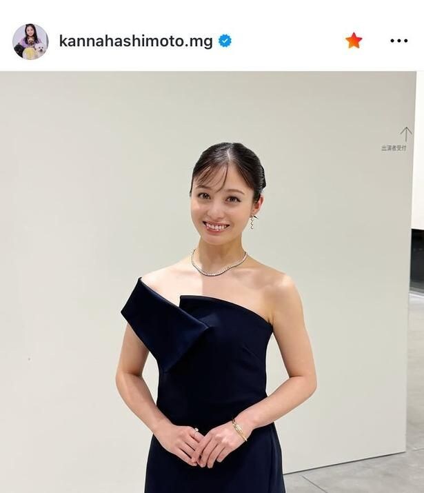 【写真】橋本環奈、手を重ねた美しい微笑み姿