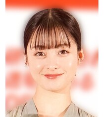 “ワンショルダー”の紺ドレスが上品…橋本環奈、手を重ねた美しい微笑み姿に「エレガントビューティ」