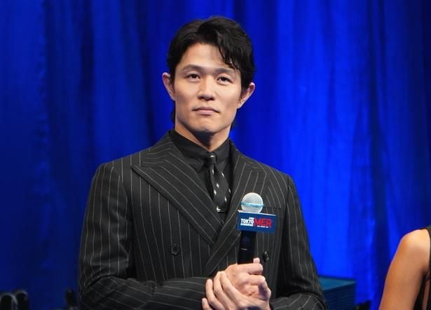 舞台あいさつに登場した鈴木亮平