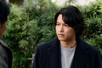 松村北斗“容疑者の息子”と今田美桜“被害者の娘”、事件を追う刑事たちの人間模様を写した場面写真が公開＜白鳥とコウモリ＞