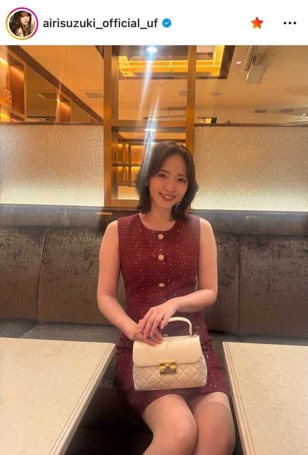 【写真】鈴木愛理、ツイード素材の“ノースリーブ”ワインレッドのミニスカドレス姿