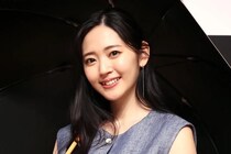 鈴木愛理、ツイード素材の“ノースリーブ”ワインレッドのミニスカドレス姿に「素敵」「かわいい」と称賛
