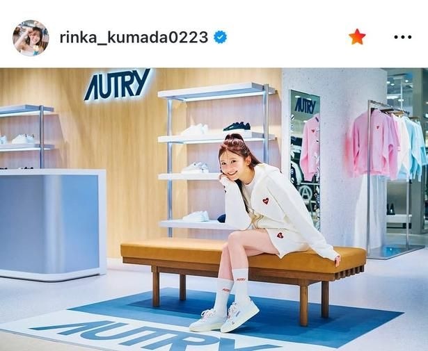 【写真】“頬添え”ポーズにきゅん…久間田琳加、ミニボトムス×白パーカー姿