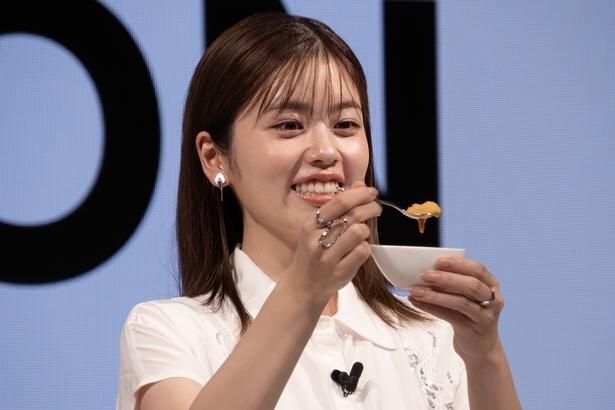 おいしそうにウニを食べる小芝風花