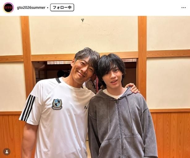 【写真】反町隆史＆森本陸斗、肩を組んで仲良し2ショット