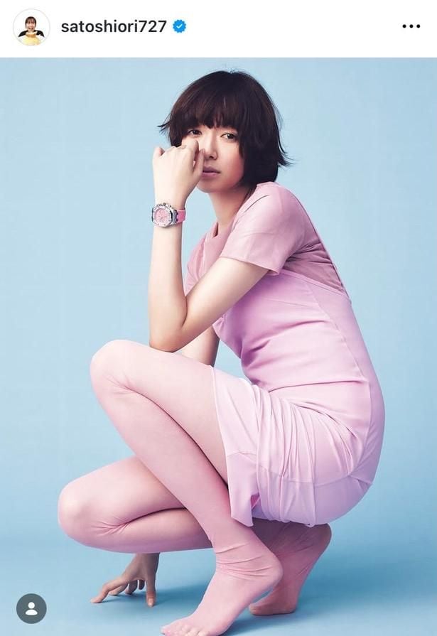 【写真】ミステリアスな視線が美しい…佐藤栞里、淡い桃色の全身コーデ