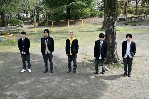 三井(加藤清史郎)らスピナーベイトは英二(仲野温)に呼び出される
