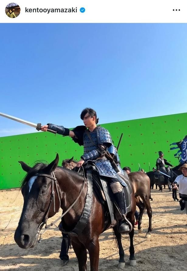  【写真】山崎賢人、馬に乗って剣を前に振りだす姿がかっこよくすぎる