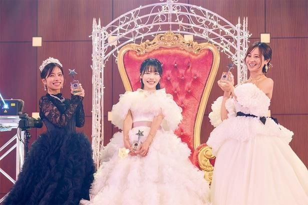 「シャイニングスター vol.9」で1位の星野アリス(中央)と2位のき-ぽん(左)と共に受賞の喜びを分かち合う