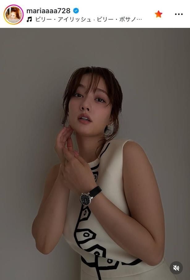 【写真】谷まりあ、“ノースリーブ”ワンピ姿で個性的な視線