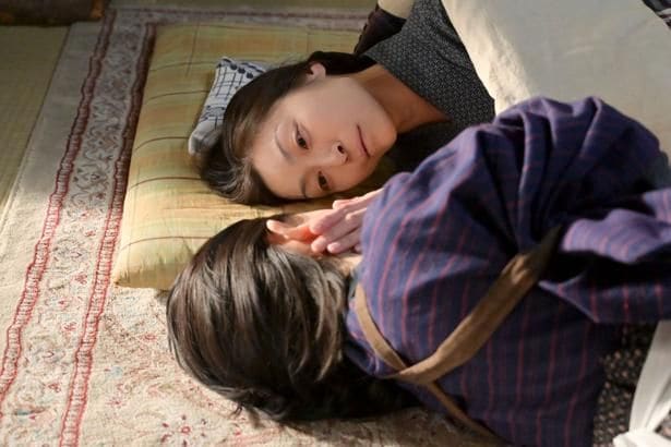 直美(上坂樹里)の頬に優しく触れる文(内田慈)