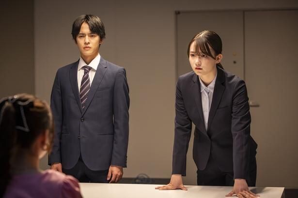 牧野(奥野壮)と長谷川(米倉れいあ)はリサ(田鍋梨々花)を取り調べる