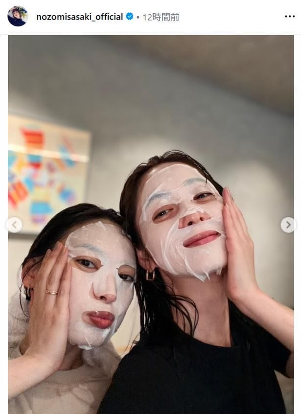 【写真】佐々木希＆大政絢、旅先でのフェイスパック姿