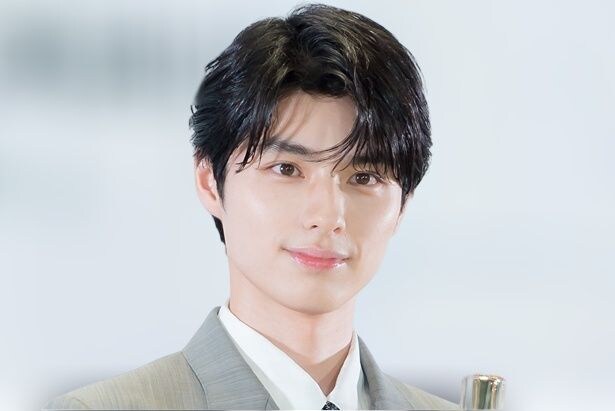 ブラックスーツが漂わせる余裕が印象的…本田響矢、クールで鋭い眼差しに「カッコ良過ぎ」「素敵過ぎ!!」