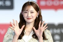 新曲CDを手に見せて嬉しそう…中田花奈、岡田紗佳との2ショットに「綺麗」「Mリーグ最強美女コンビ」