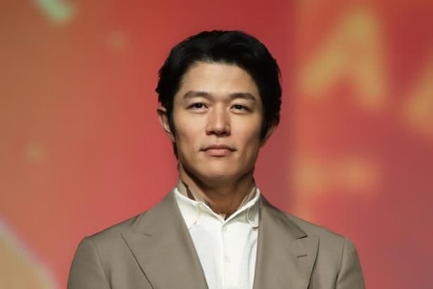 鈴木亮平、“TEAM MER”勢ぞろいのオフショット公開 「素晴らしいチーム」「チームワークの良さが伝わってくる」と反響