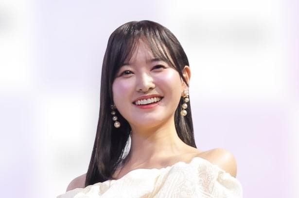兒玉遥、地下鉄のホームで佇むショットを公開 オーバーサイズT×レーススカートの装いに「かわいすぎ」の声