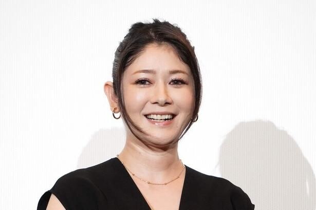 真木よう子、まとめ髪×黒チュールの衣装ショット…後れ毛揺れる横顔に「美しすぎ」の声
