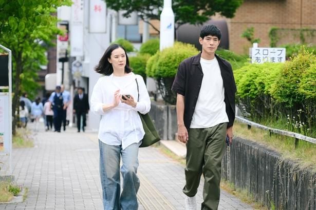 愛する人の真相を知りたい咲子(蒼井優)と樹生(中島歩)は、2人でサービスエリアへ