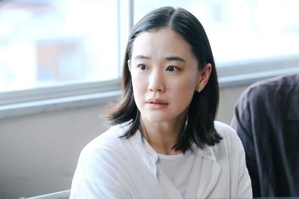 蒼井優“咲子”と中島歩“樹生”は、「第3金曜日の秘密」に繋がる手がかりを求めてサービスエリアを訪れる＜Ｔシャツが乾くまで＞