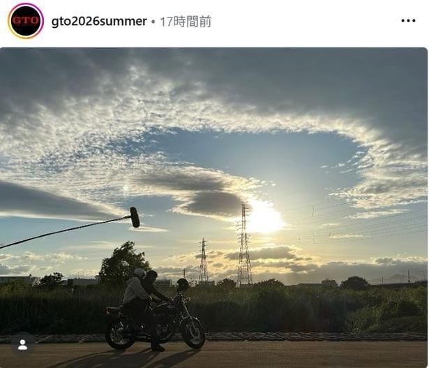 【写真】反町隆史“鬼塚”&森本陸斗“ケンケン”、バイクにまたがるショット