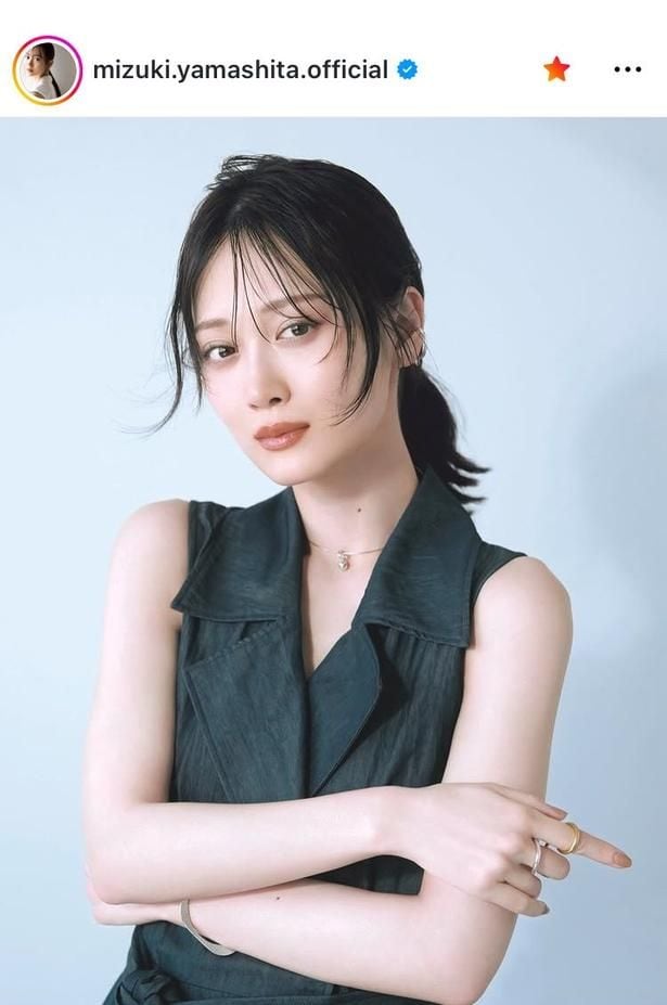 山下美月、Vネックのワンピースショット