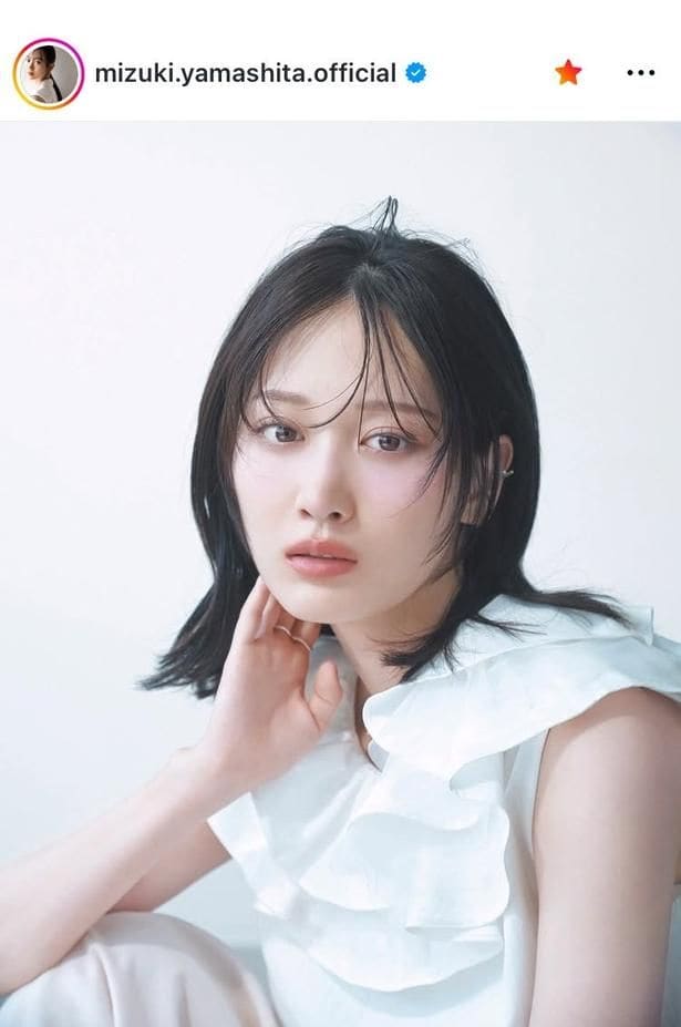 【写真】山下美月、あご添え仕草で“透明”な美顔映えるフリルブラウス姿