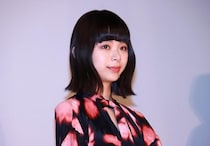 趣里、制服姿で決めポーズ…笑顔のソロショットに「ずっと応援してるよ」の声＜大空港～GATE24～＞