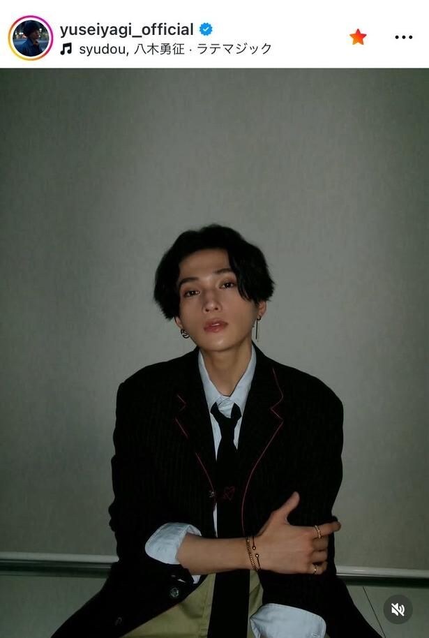 【写真】八木勇征、黒ジャケット×ネクタイ姿で腕組みポーズ