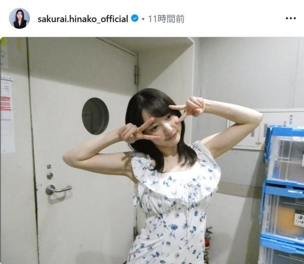 【写真】桜井日奈子、不思議な表情で目の横でダブルピースする姿