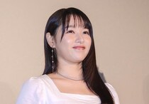 桜井日奈子、不思議な表情…目の横でダブルピースする姿に「なんだ！一段とかわいいぞ！」と反響