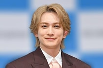 町田啓太、スタジオでのモノクロショットを公開…クールな表情に「見た瞬間息をのんでしまった」悶絶の声