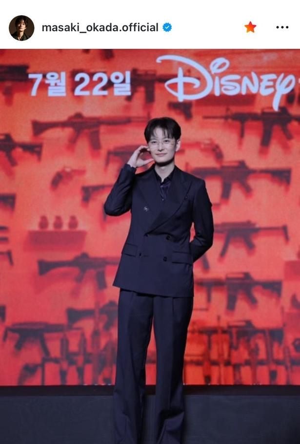 【写真】岡田将生、“王子”オーラ漂う紺のダブルスーツ姿