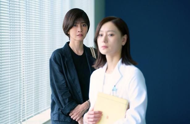 葵(内田有紀)は過去の挫折と今も残る未練の間で胸を痛める