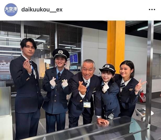 【写真】趣里＆柳葉敏郎＆眞栄田郷敦＆板垣李光人＆椿原愛が寄り添い笑顔…“5人の集合写真”に反響