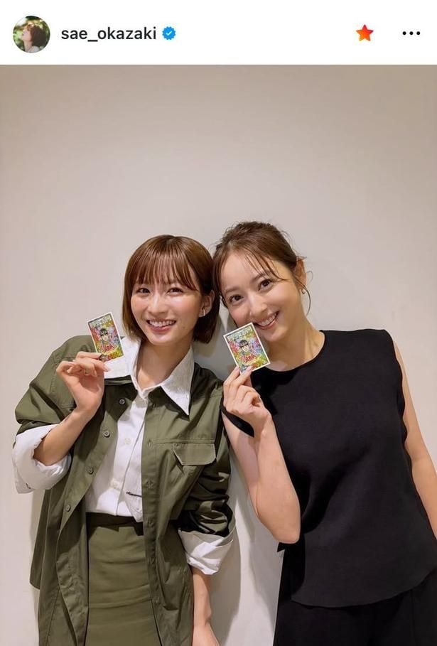 【写真】岡崎紗絵、袖なしコーデの佐々木希と2ショット
