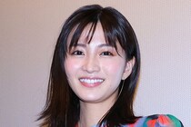白シャツにカーキ姿が爽やか…岡崎紗絵、袖なしコーデの佐々木希と2ショットに「2人ともかわい過ぎ」