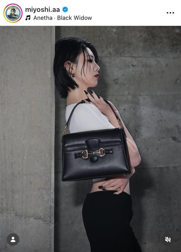 【写真】三吉彩花、“モード”な白黒コーデ