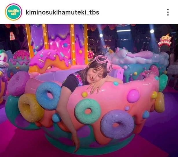 【写真】メルヘンな世界で隙間バイト中の草壁さん(松本若菜)