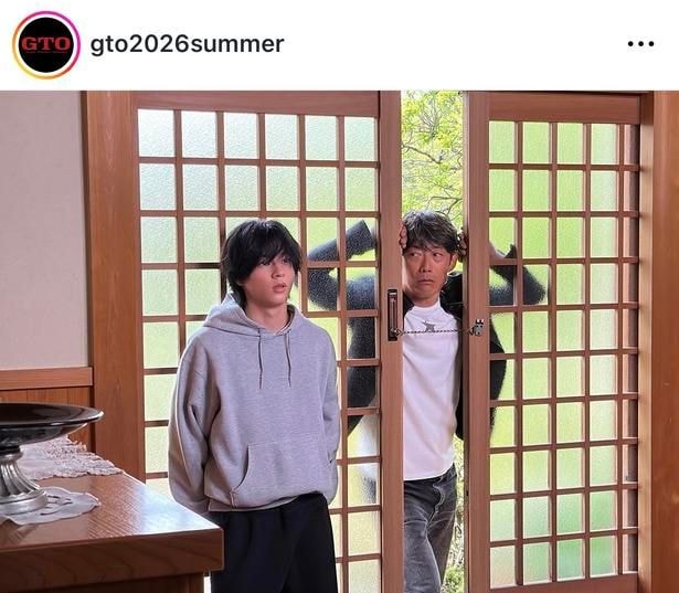 【写真】鬼塚(反町隆史)＆ケンケン(森本陸斗)が扉越しに会話する姿に「この写真の鬼塚好き」の声も